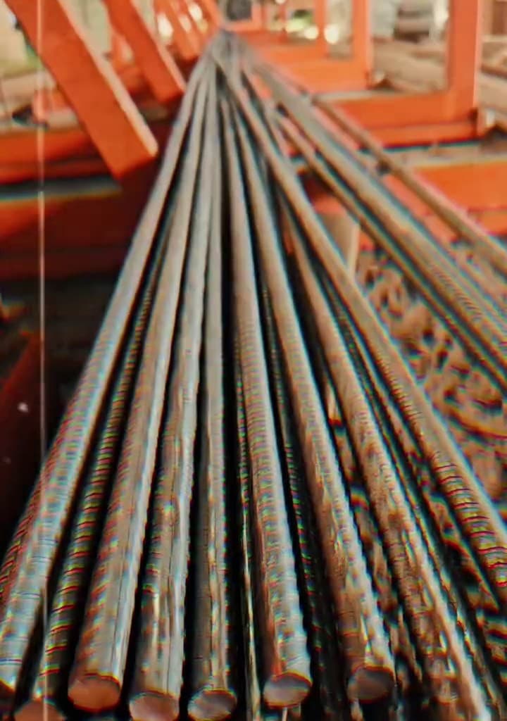 Vergalhões de aço prontos para a obra