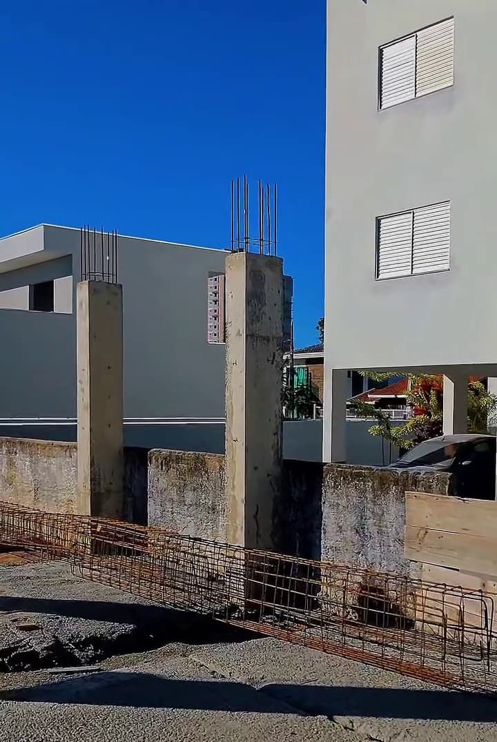 Obra com pilares e ferragem da MVA